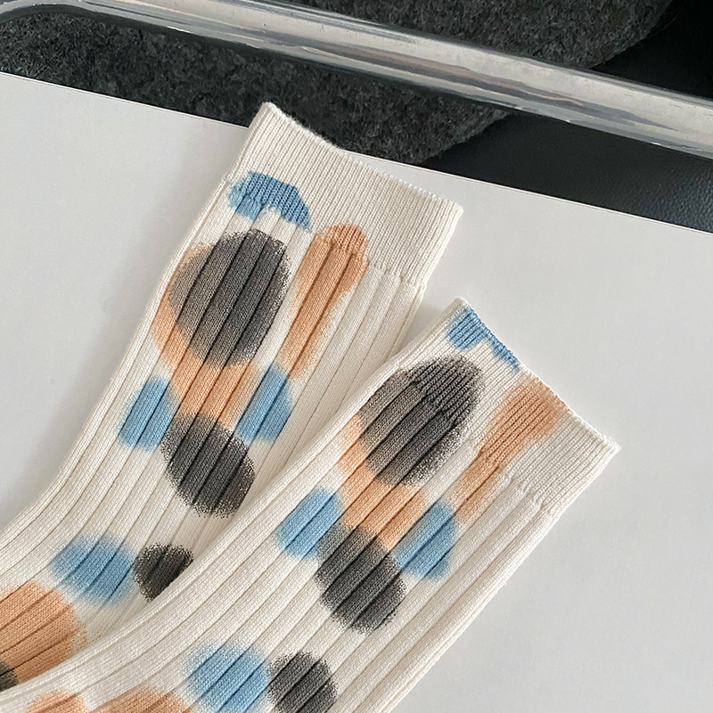 Skarpetki w kolorowe kropki
