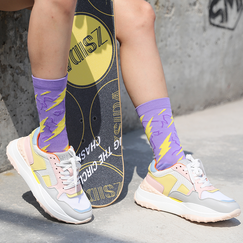 Jasne, żakardowe, szybkoschnące skarpety kompresyjne do jazdy na rowerze