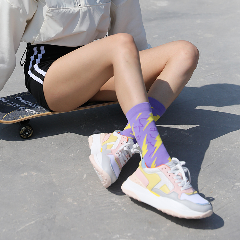 Jasne, żakardowe, szybkoschnące skarpety kompresyjne do jazdy na rowerze