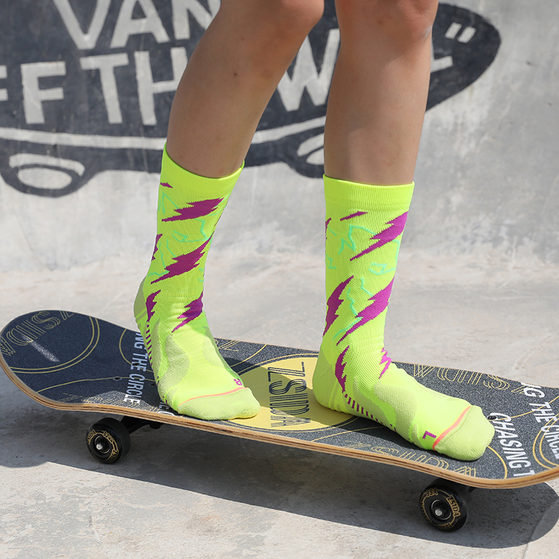 Jasne, żakardowe, szybkoschnące skarpety kompresyjne do jazdy na rowerze