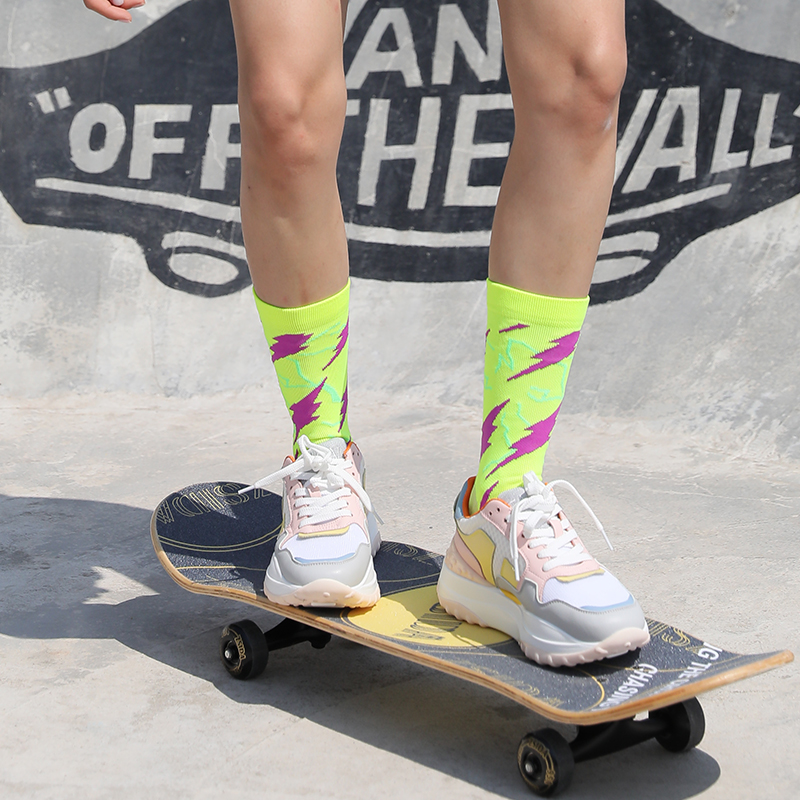 Jasne, żakardowe, szybkoschnące skarpety kompresyjne do jazdy na rowerze