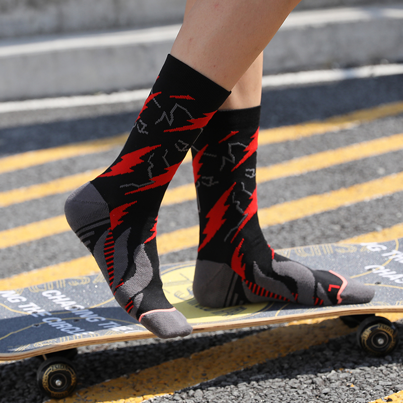 Jasne, żakardowe, szybkoschnące skarpety kompresyjne do jazdy na rowerze