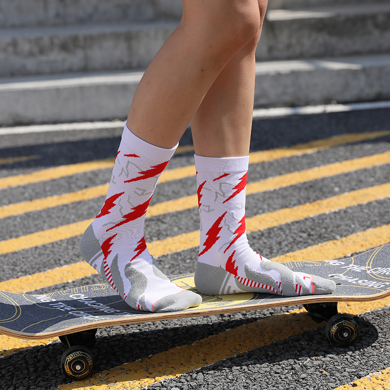 Jasne, żakardowe, szybkoschnące skarpety kompresyjne do jazdy na rowerze